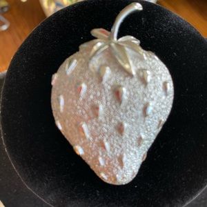 Sarah Coventry Silver tone Strawberry Brooch, excellent condition 2x1 inches